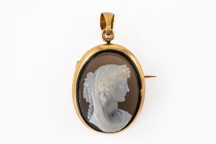 AN AGATE CAMEO PENDANT BROOCH, BOXED