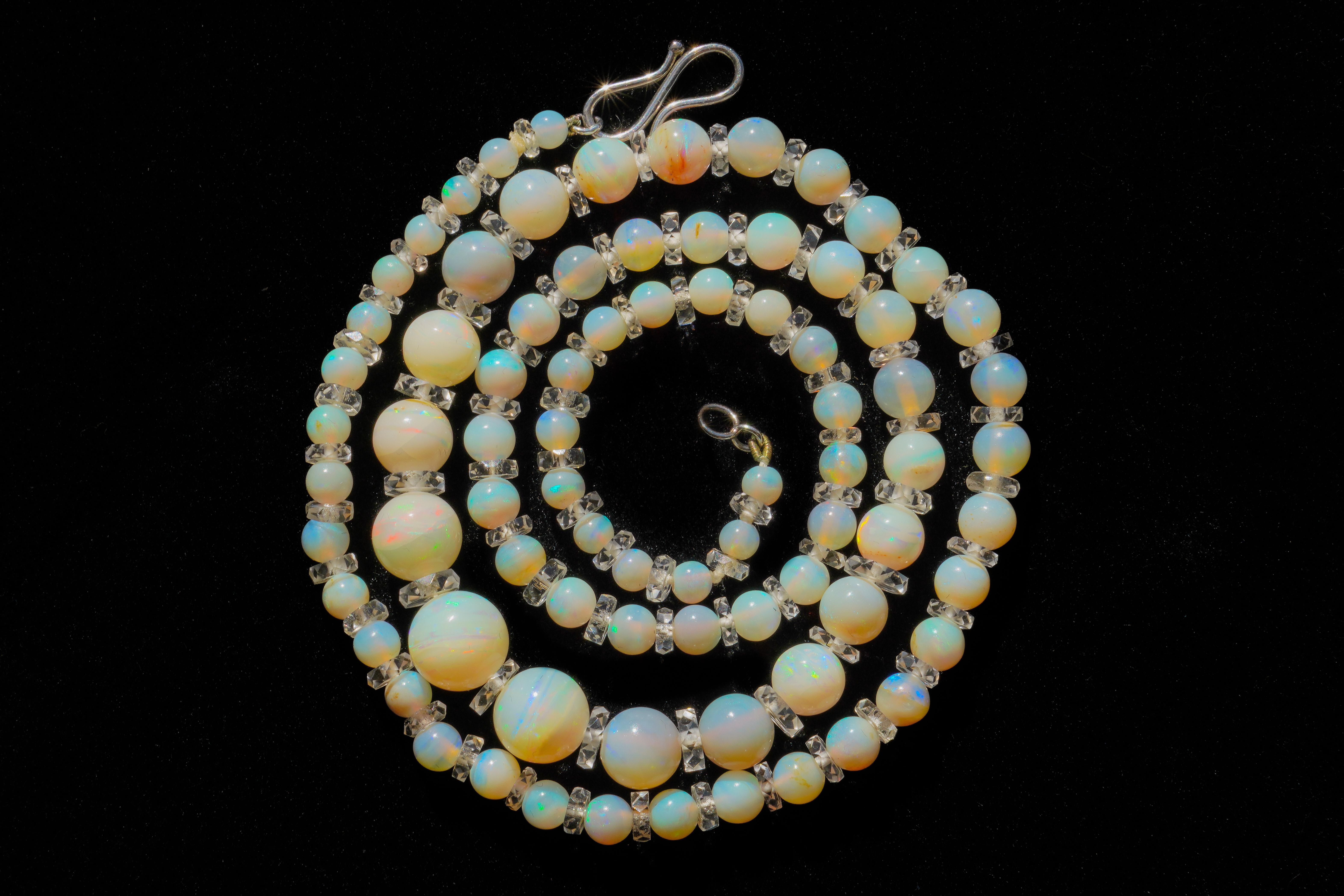 AN OPAL BEAD AND ROCK CRYSTAL NECKLACE - Image 14 of 15
