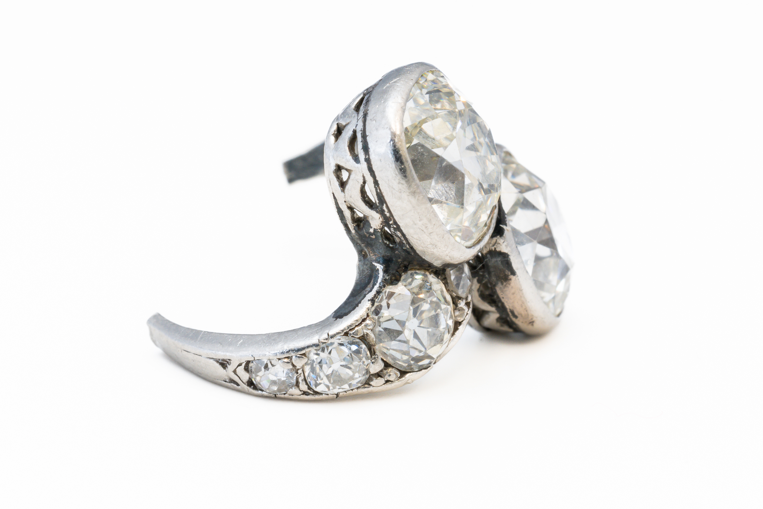A BROKEN TWO STONE DIAMOND RING - Image 3 of 4