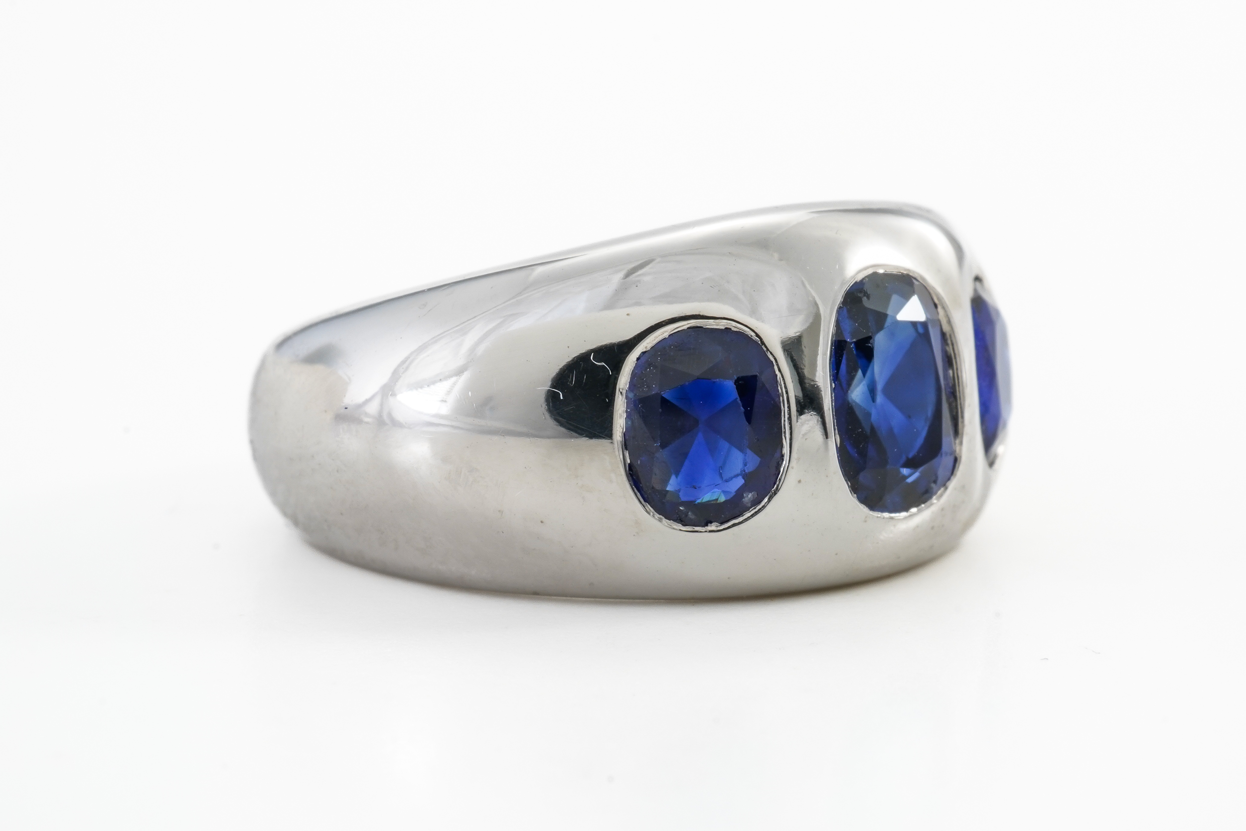 A SAPPHIRE THREE STONE RING - Image 2 of 4