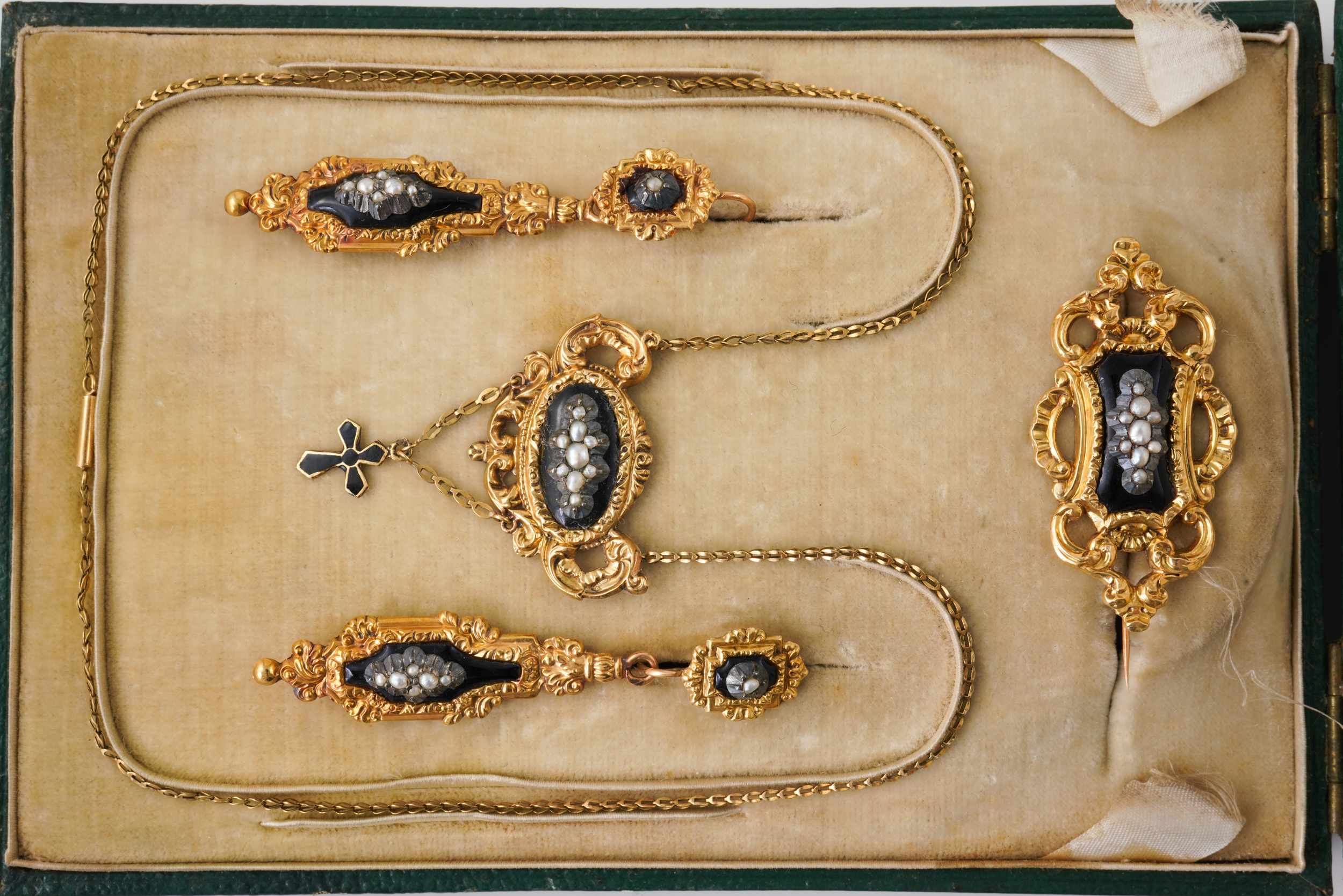 AN ANTIQUE SUITE OF FRENCH JEWELLERY (5) - Image 4 of 6