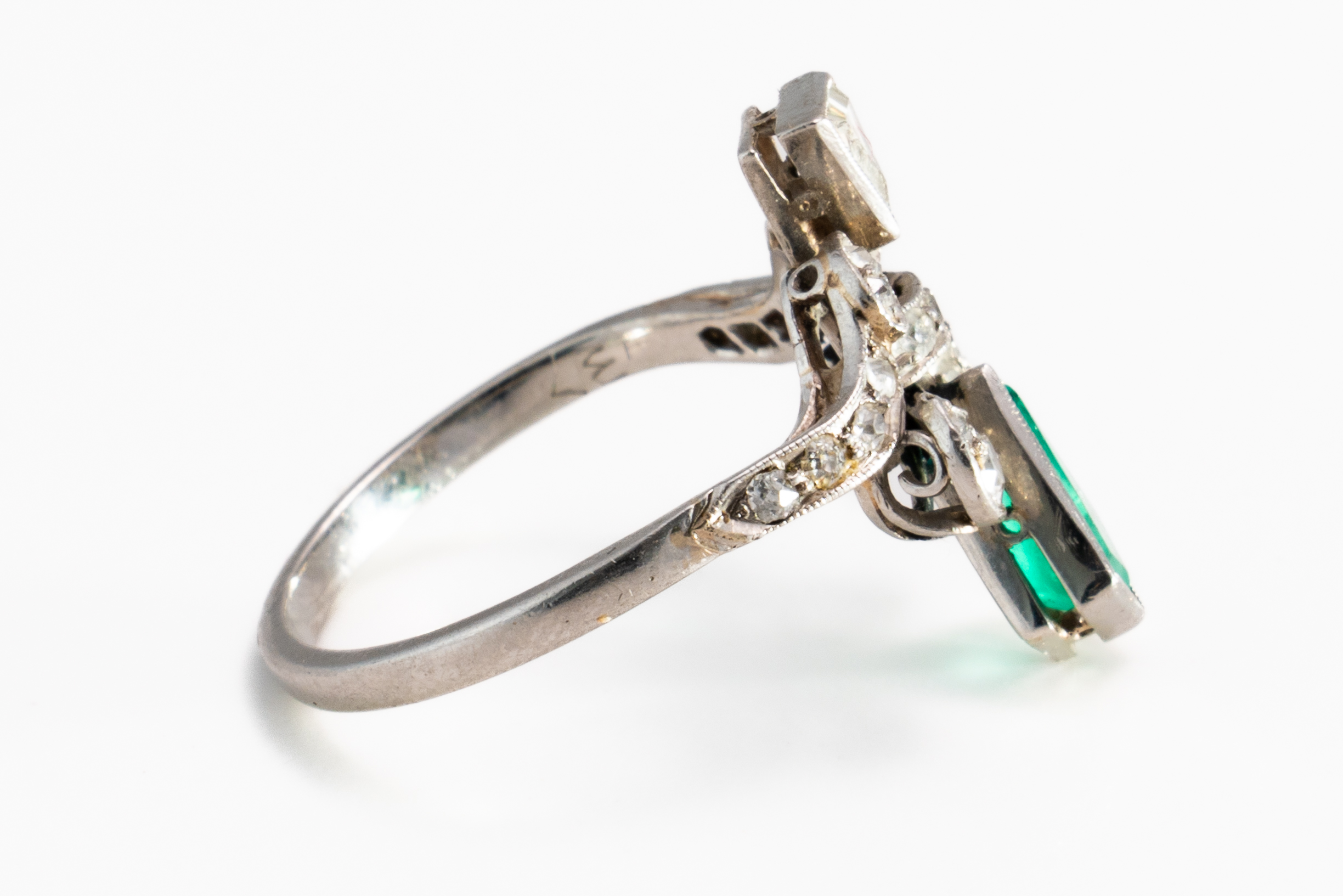 AN ART DECO EMERALD AND DIAMOND RING - Image 2 of 3