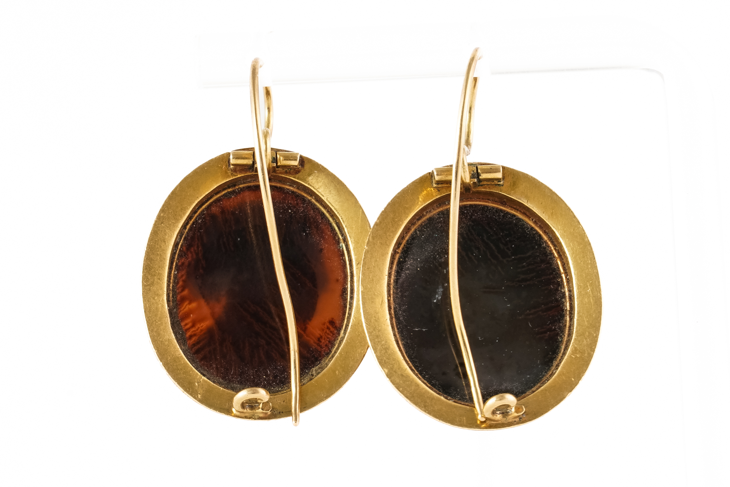 A PAIR OF VICTORIAN AGATE CAMEO EARRINGS - Image 5 of 5