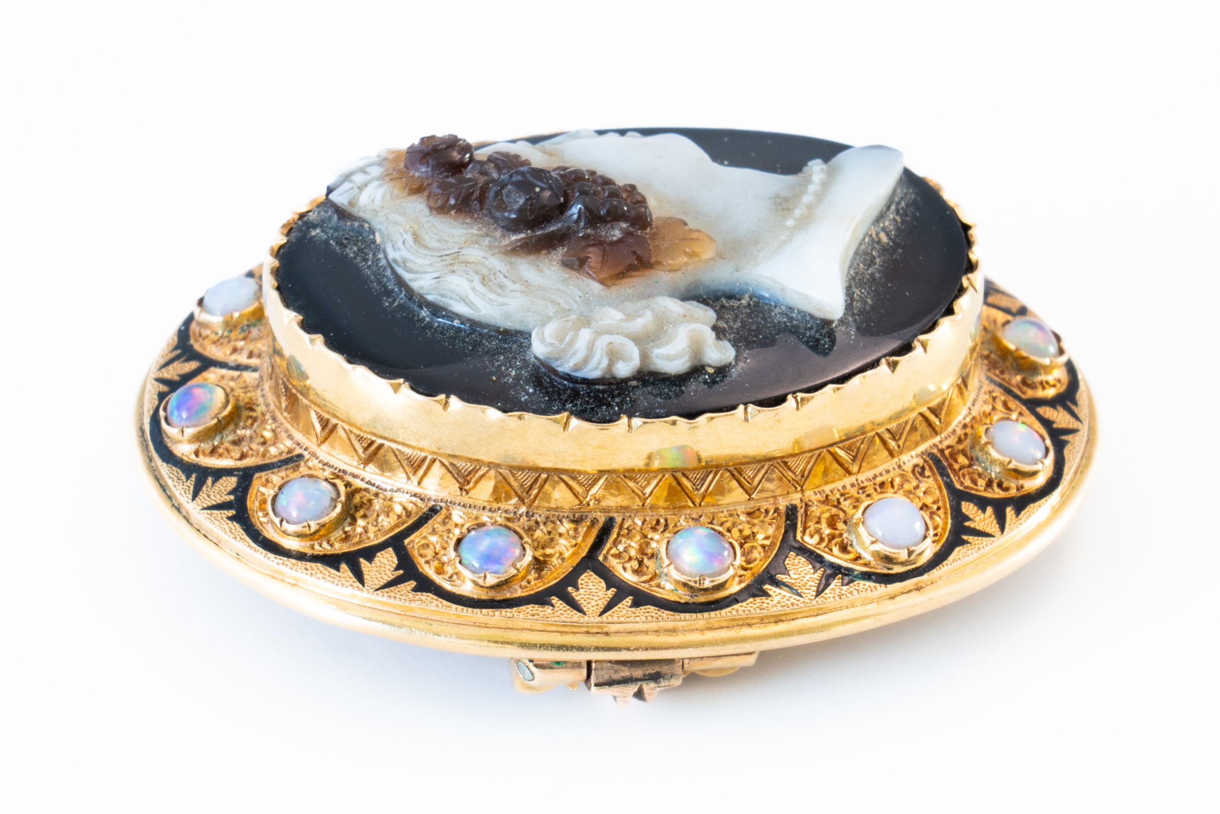 A BANDED AGATE OPAL AND ENAMELLED CAMEO BROOCH - Bild 3 aus 3