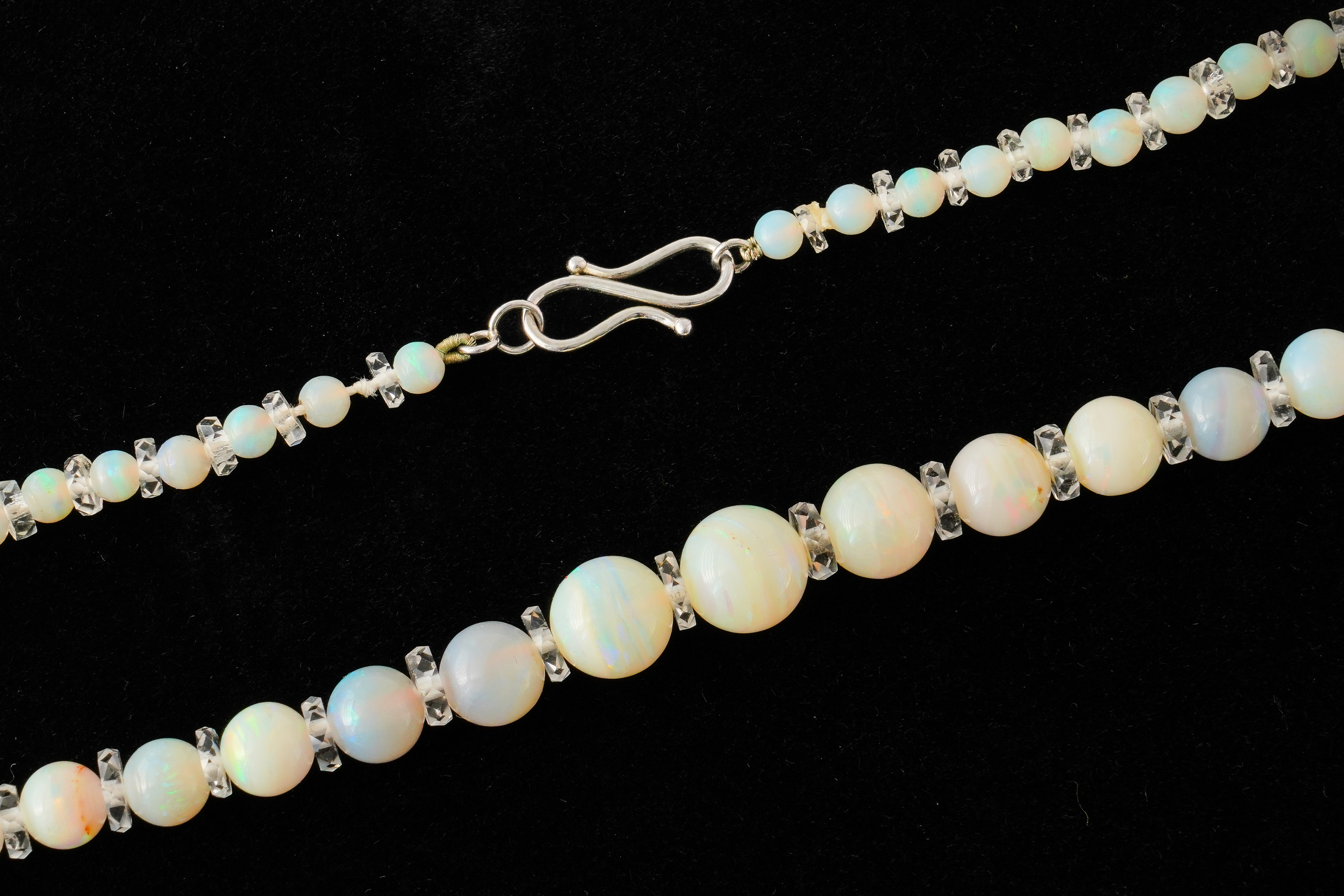 AN OPAL BEAD AND ROCK CRYSTAL NECKLACE - Image 2 of 15