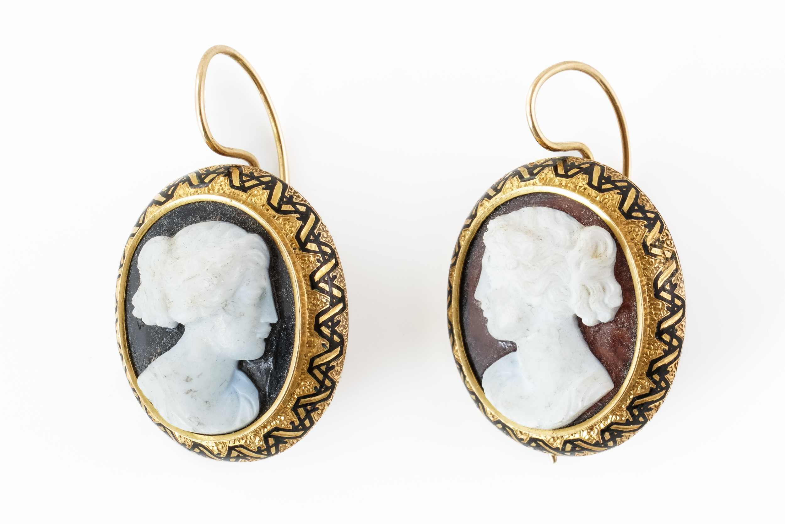 A PAIR OF VICTORIAN AGATE CAMEO EARRINGS