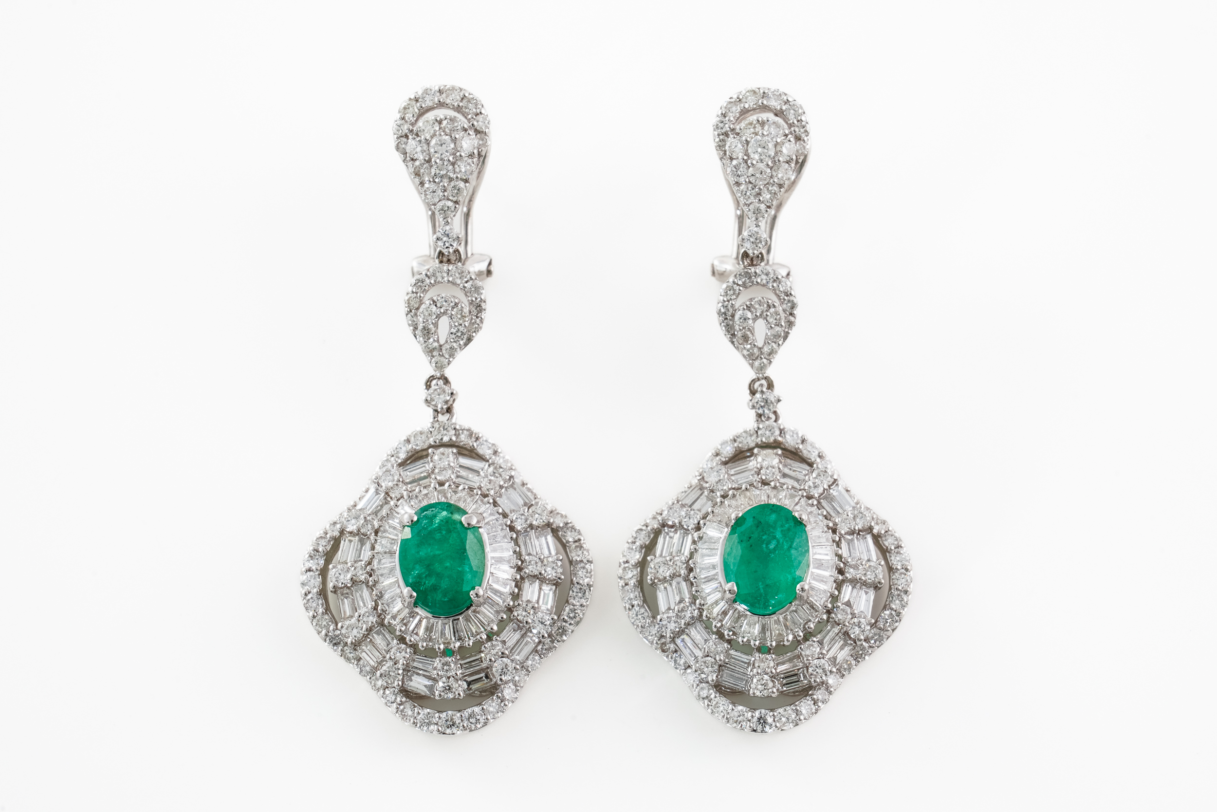A PAIR OF DIAMOND AND EMERALD SET DROP EARRINGS, BOXED (2)
