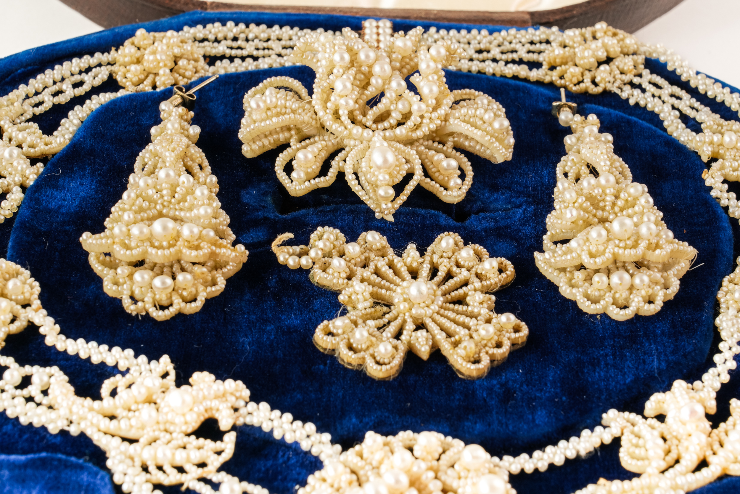 A MID 19TH CENTURY SUITE OF SEED PEARL JEWELLERY - Image 5 of 6