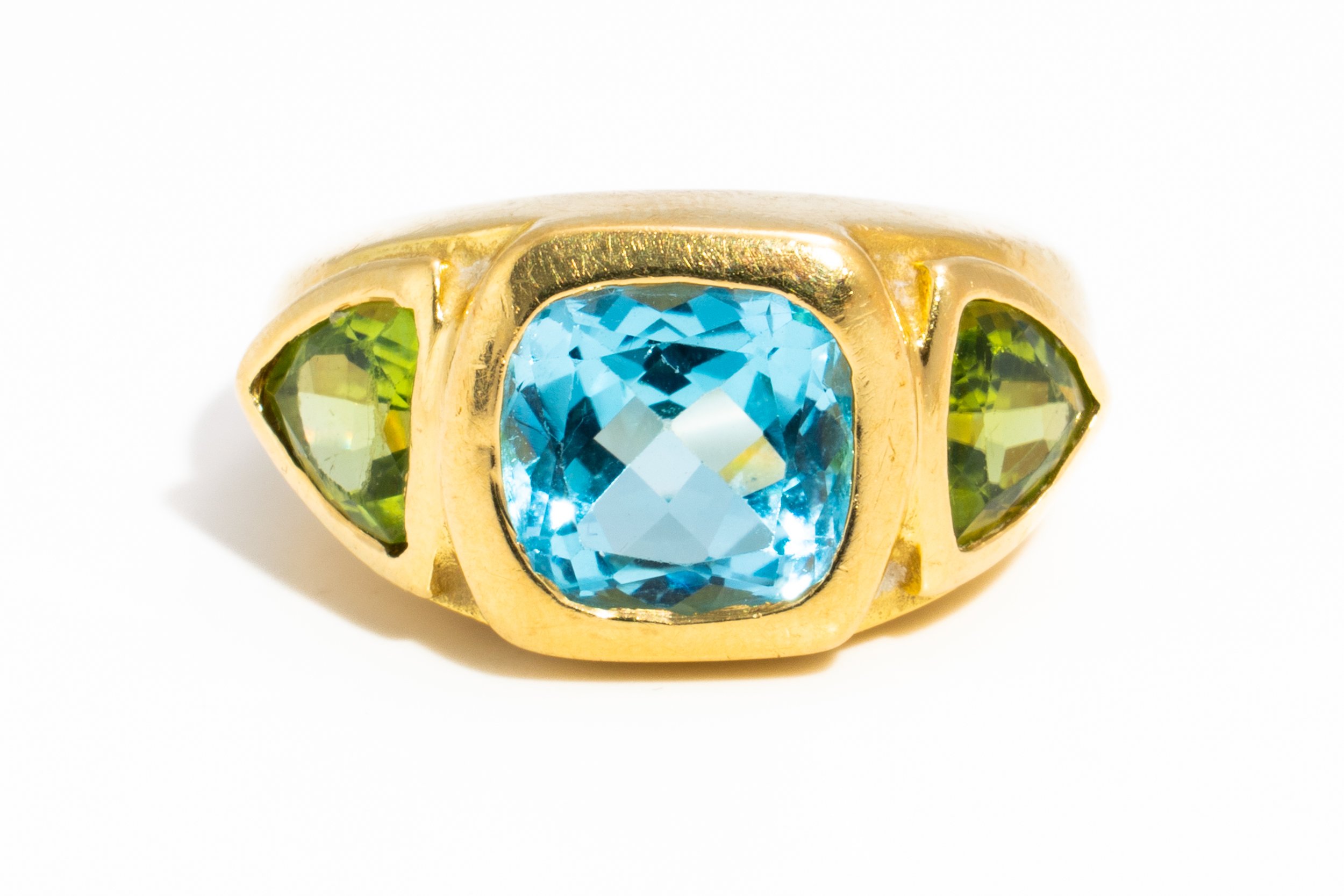 A KIKI MCDONOUGH BLUE TOPAZ AND PERIDOT THREE STONE RING (2)