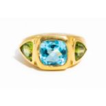 A KIKI MCDONOUGH BLUE TOPAZ AND PERIDOT THREE STONE RING (2)