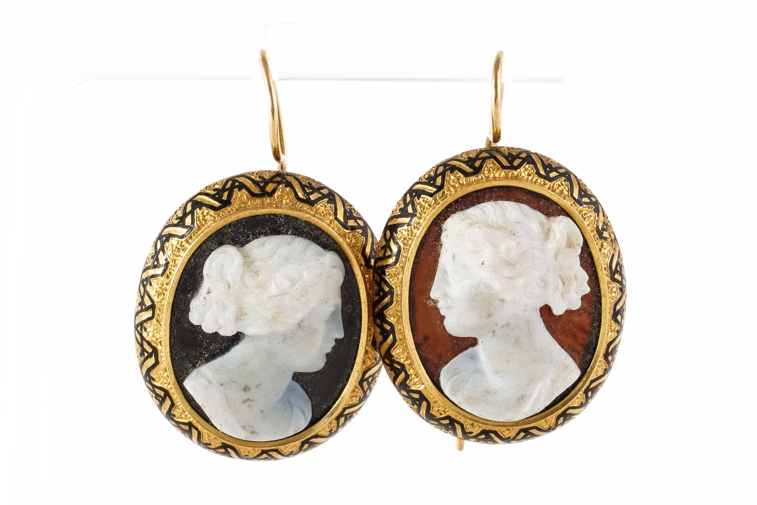 A PAIR OF VICTORIAN AGATE CAMEO EARRINGS - Image 4 of 5