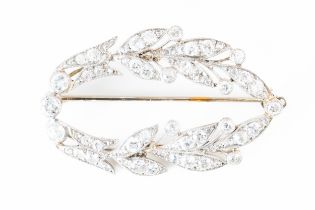 A DIAMOND BROOCH (2)