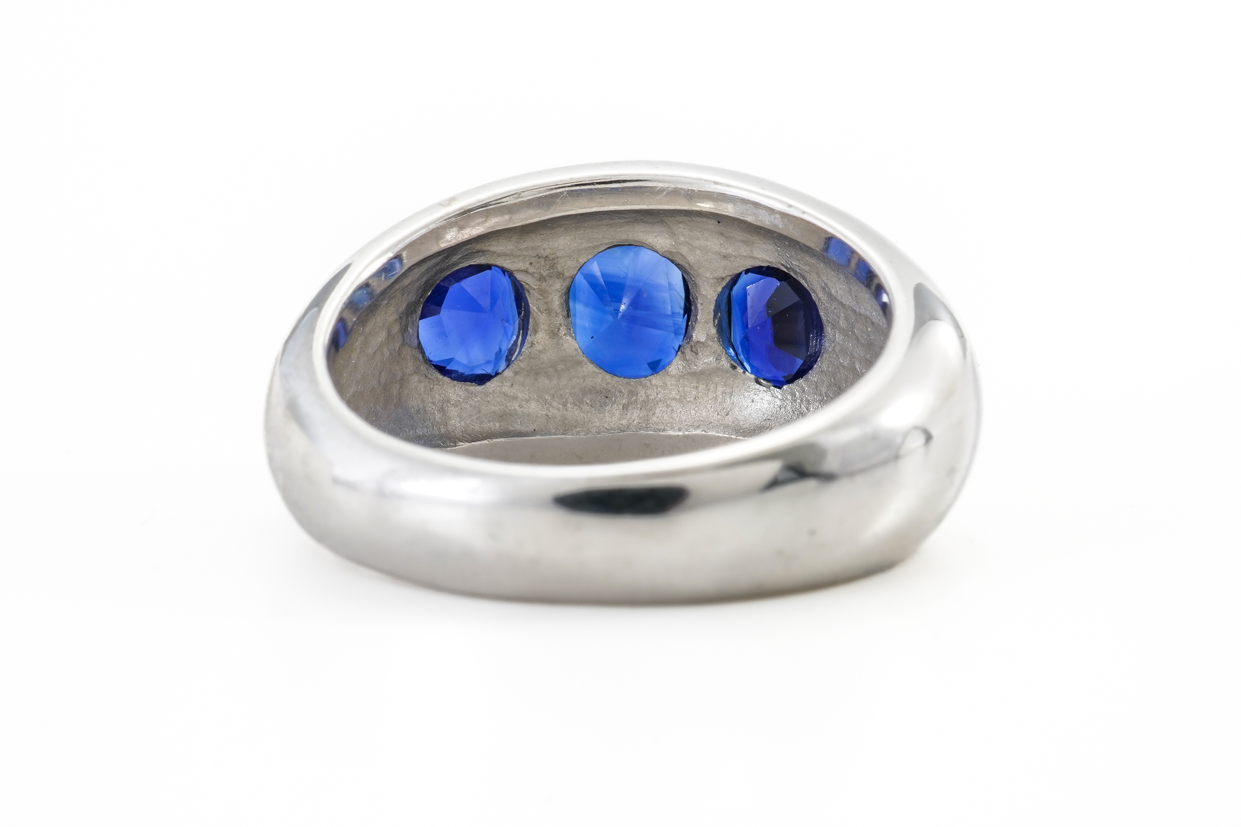 A SAPPHIRE THREE STONE RING - Image 4 of 4