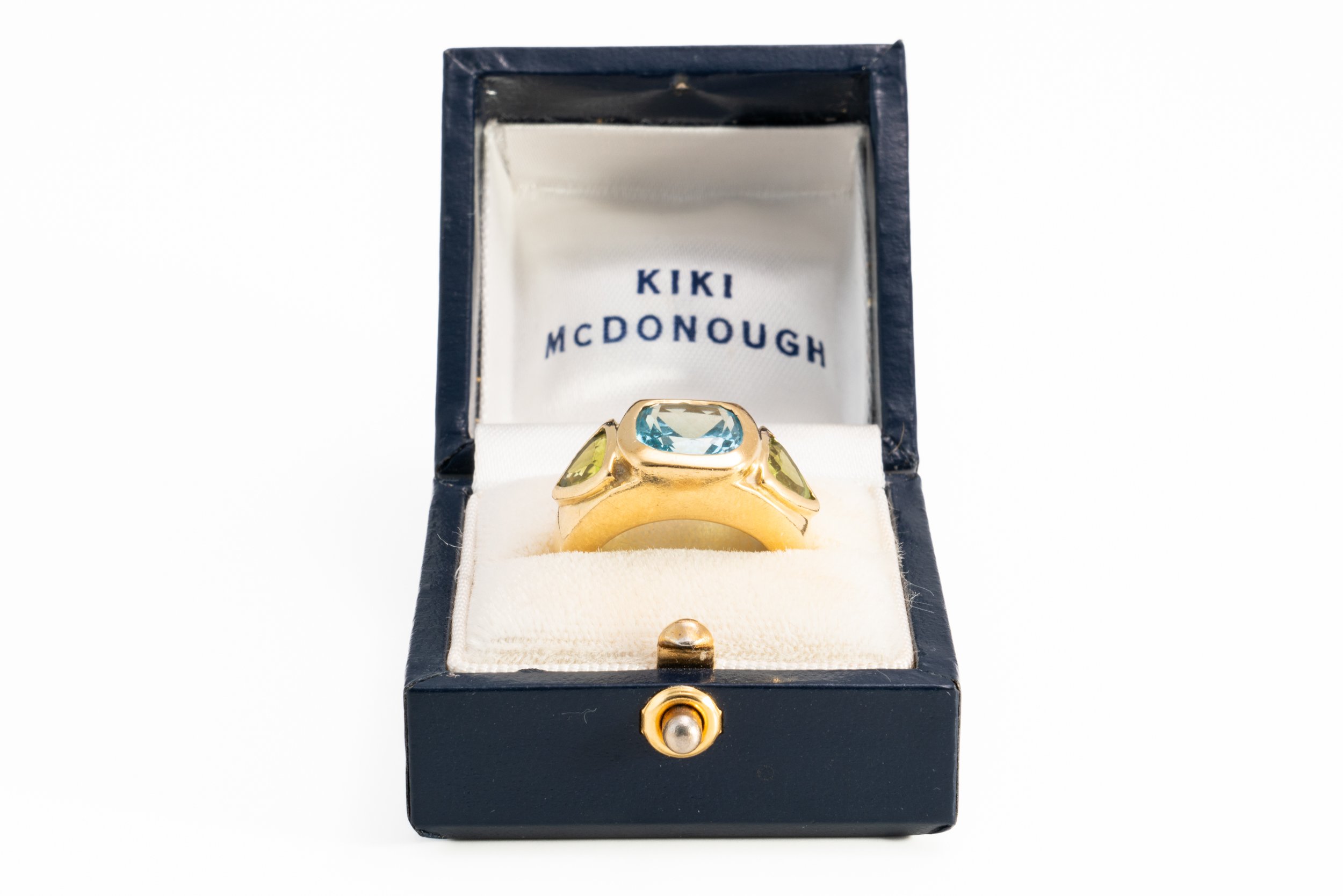 A KIKI MCDONOUGH BLUE TOPAZ AND PERIDOT THREE STONE RING (2) - Image 5 of 5