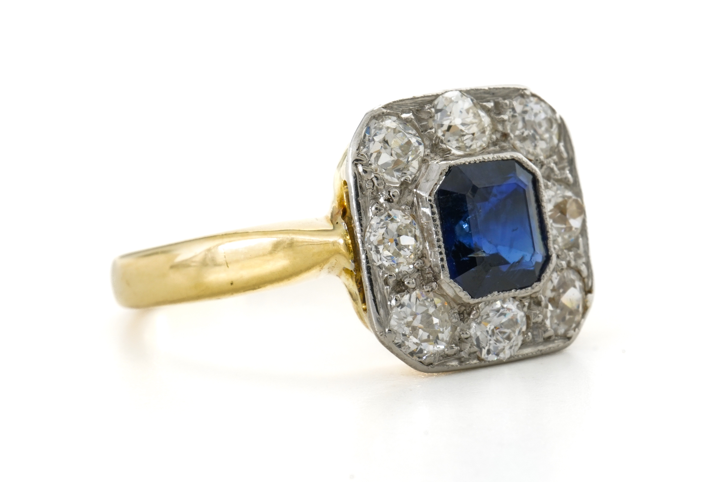 A SAPPHIRE AND DIAMOND CLUSTER RING - Image 2 of 4