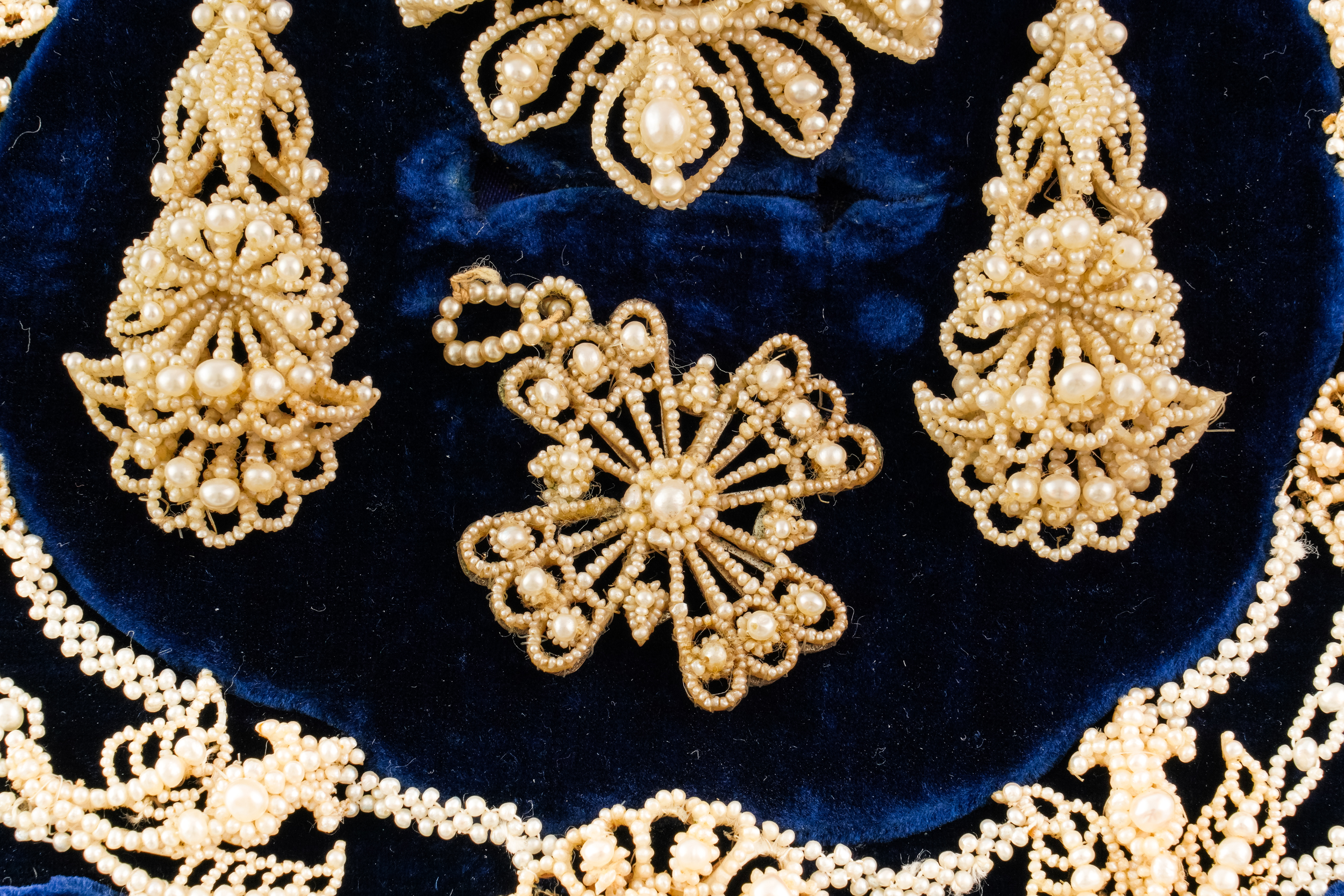 A MID 19TH CENTURY SUITE OF SEED PEARL JEWELLERY - Image 3 of 6