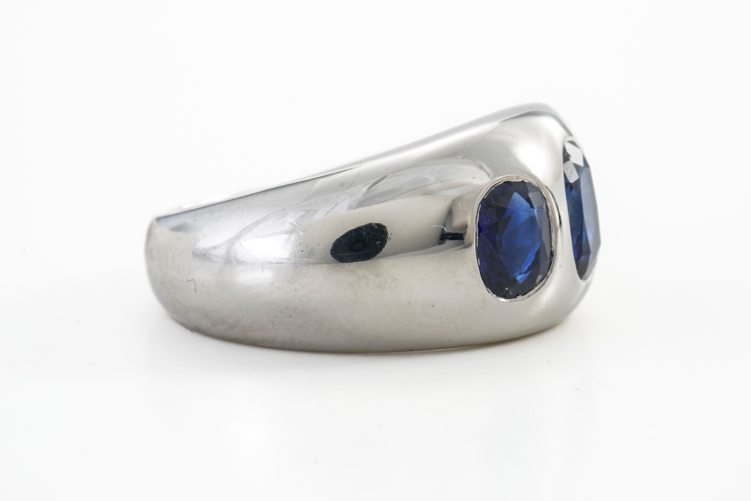 A SAPPHIRE THREE STONE RING - Image 3 of 4