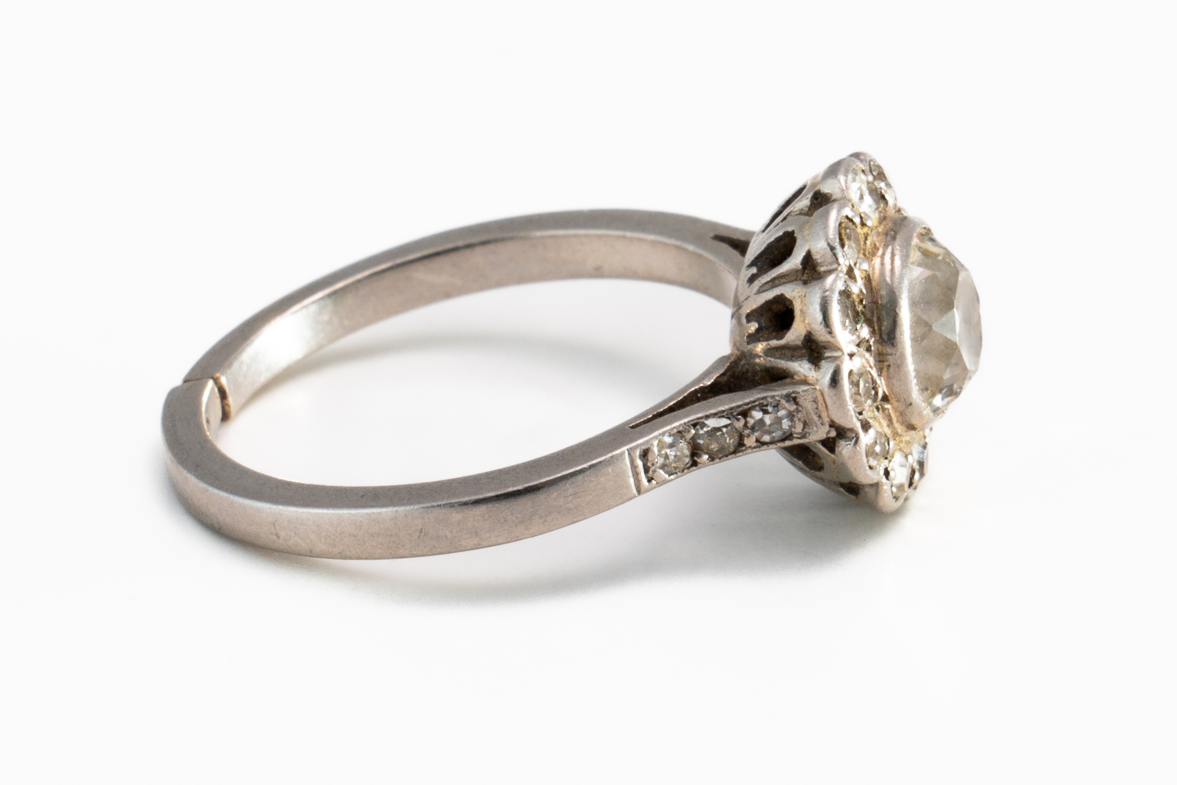 A DIAMOND CLUSTER RING - Image 2 of 3