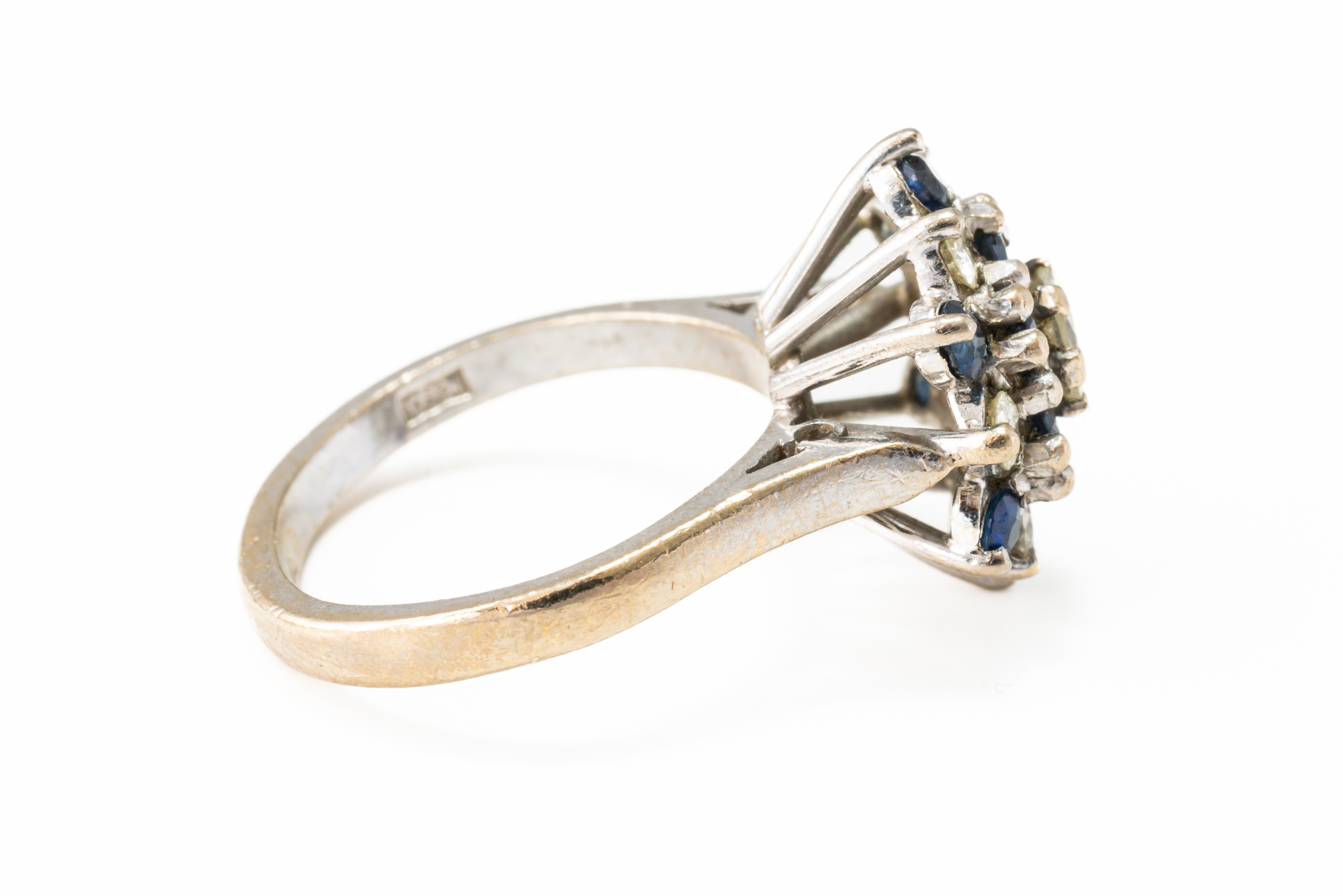 A SAPPHIRE AND DIAMOND CLUSTER RING - Image 3 of 4