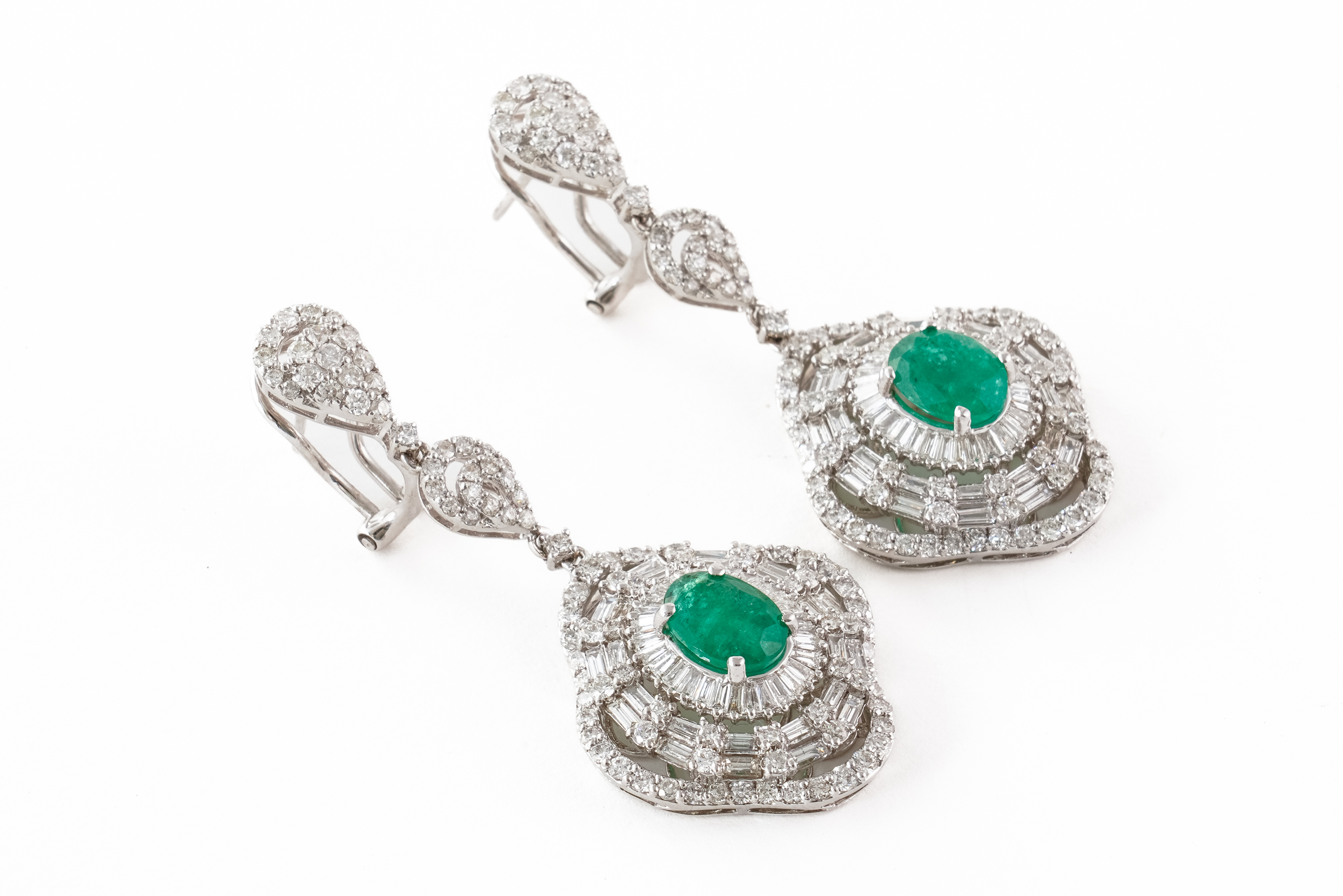A PAIR OF DIAMOND AND EMERALD SET DROP EARRINGS, BOXED (2) - Image 7 of 7