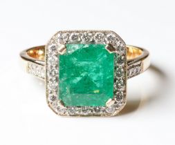 AN 18CT GOLD, EMERALD AND DIAMOND RING