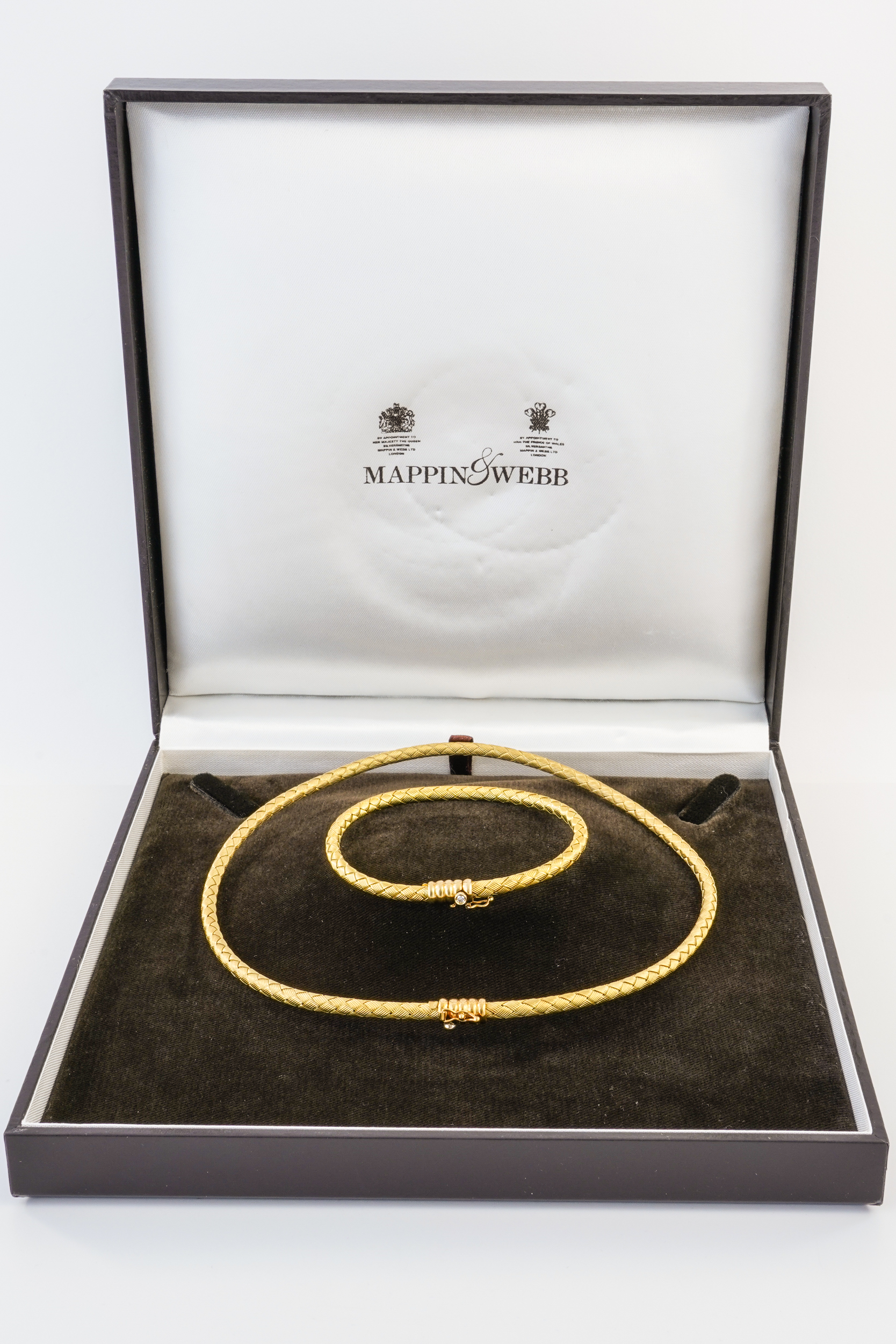 A SUITE OF 18CT GOLD JEWELLERY (3) - Image 9 of 11