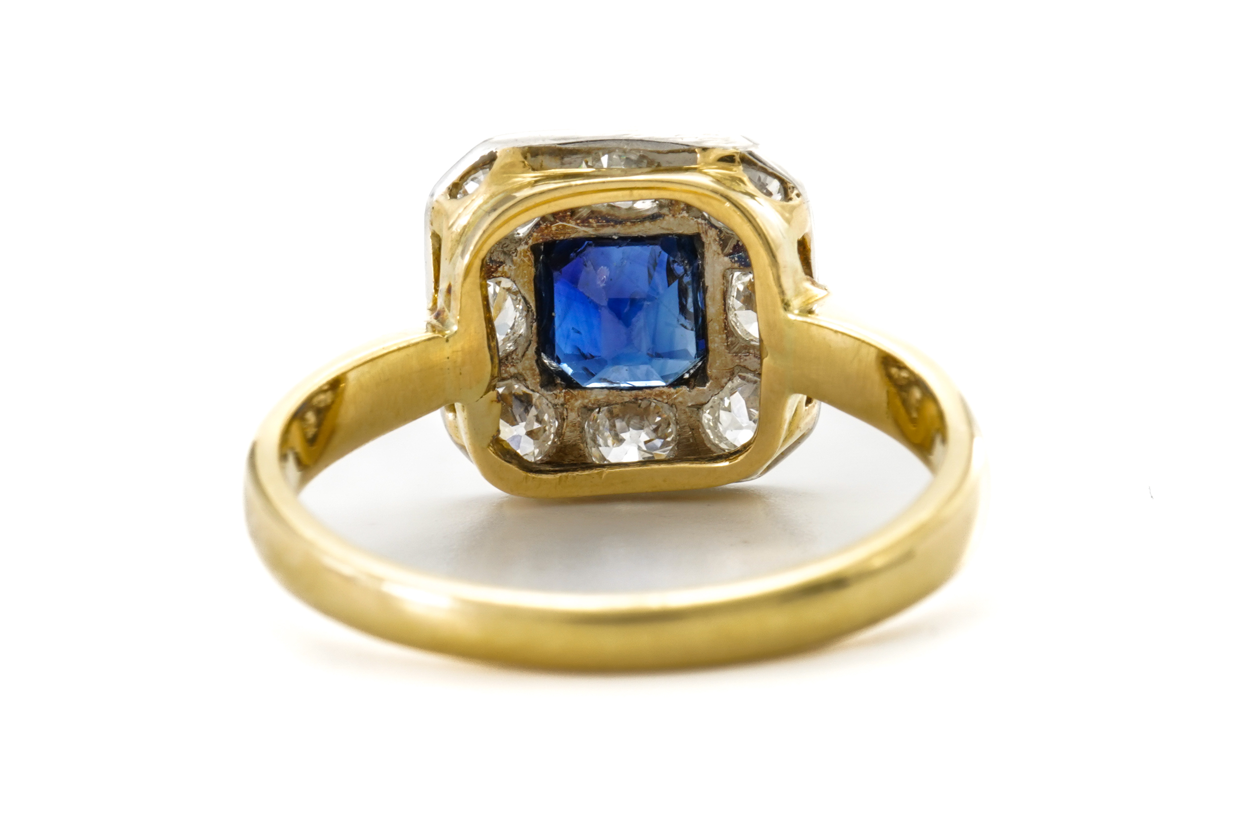 A SAPPHIRE AND DIAMOND CLUSTER RING - Image 4 of 4
