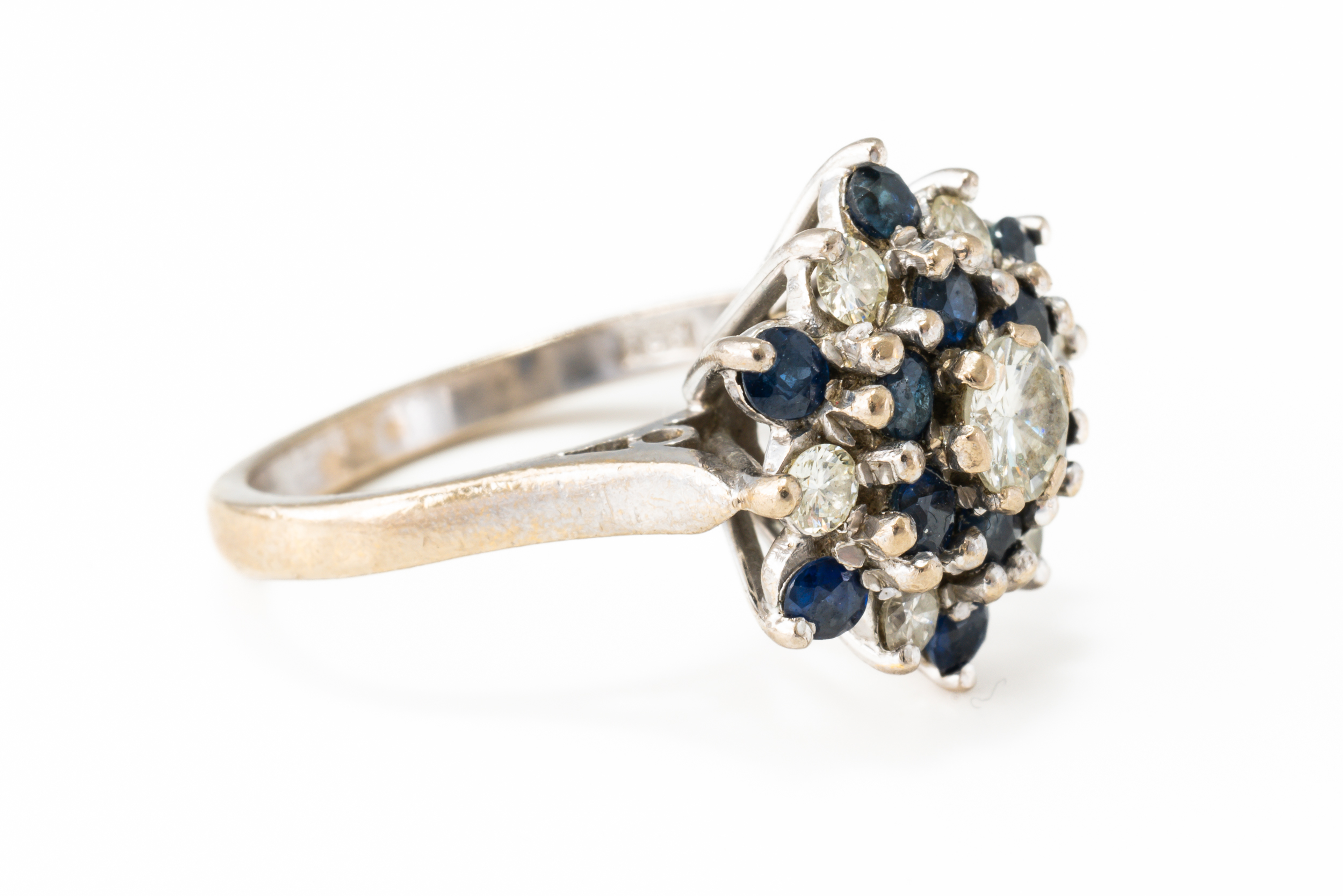 A SAPPHIRE AND DIAMOND CLUSTER RING - Image 2 of 4
