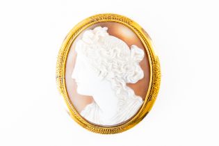 A VICTORIAN GOLD MOUNTED OVAL SHELL CAMEO BROOCH