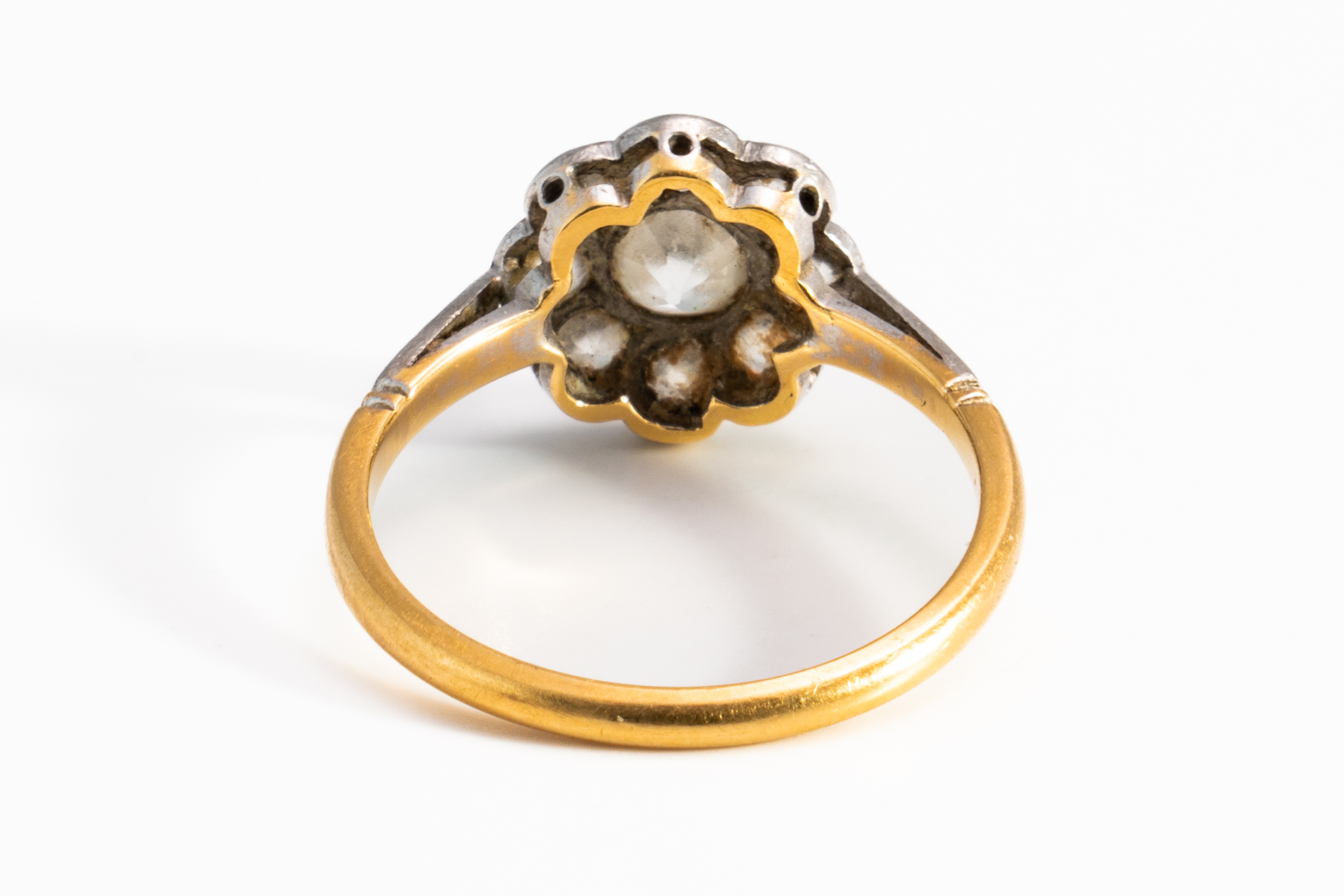 A GOLD AND PLATINUM DIAMOND CLUSTER RING, BOXED - Image 3 of 5