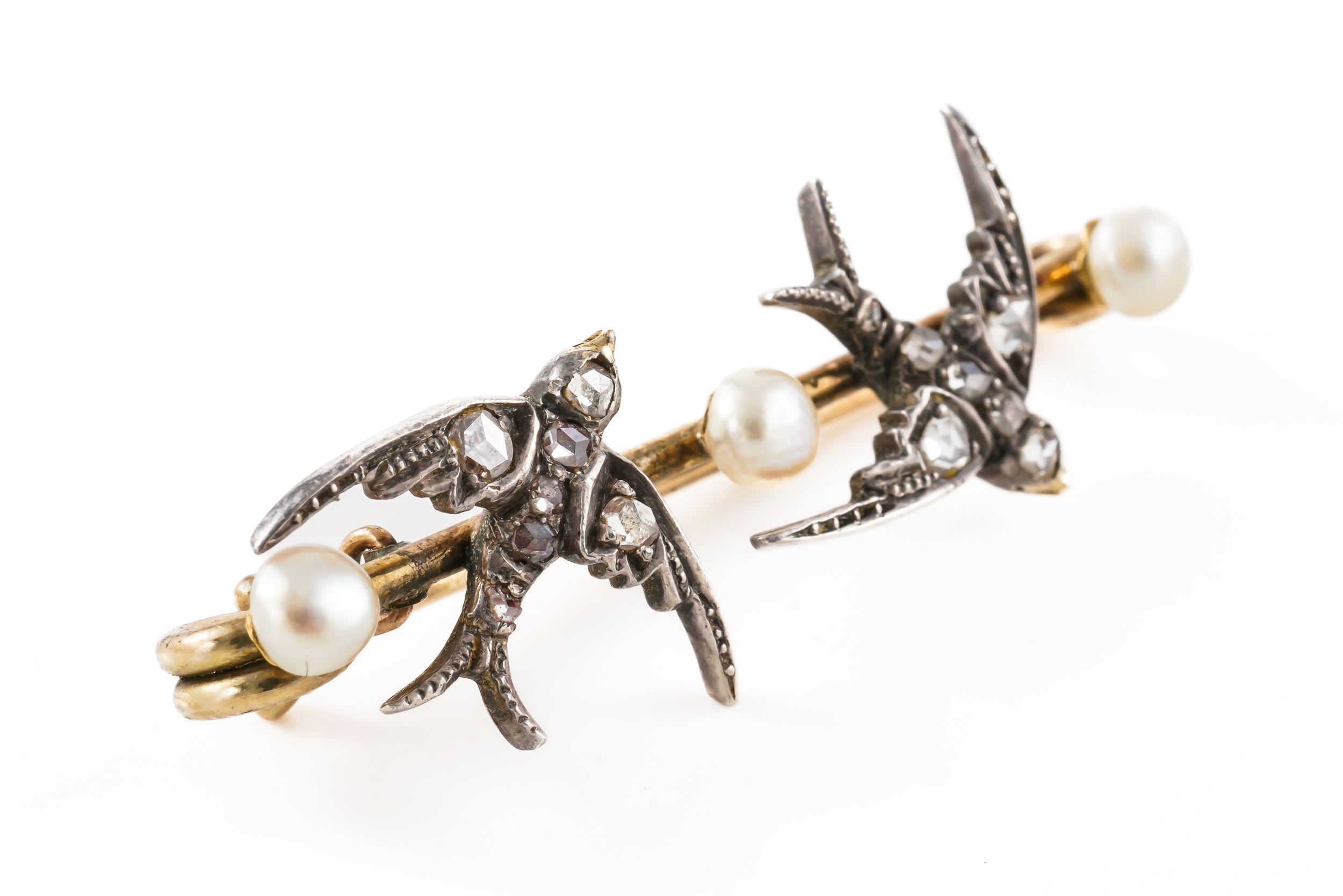 A DIAMOND AND PEARL SWALLOW BROOCH - Image 2 of 3