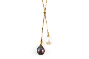 A PEARL DROP NECKLACE