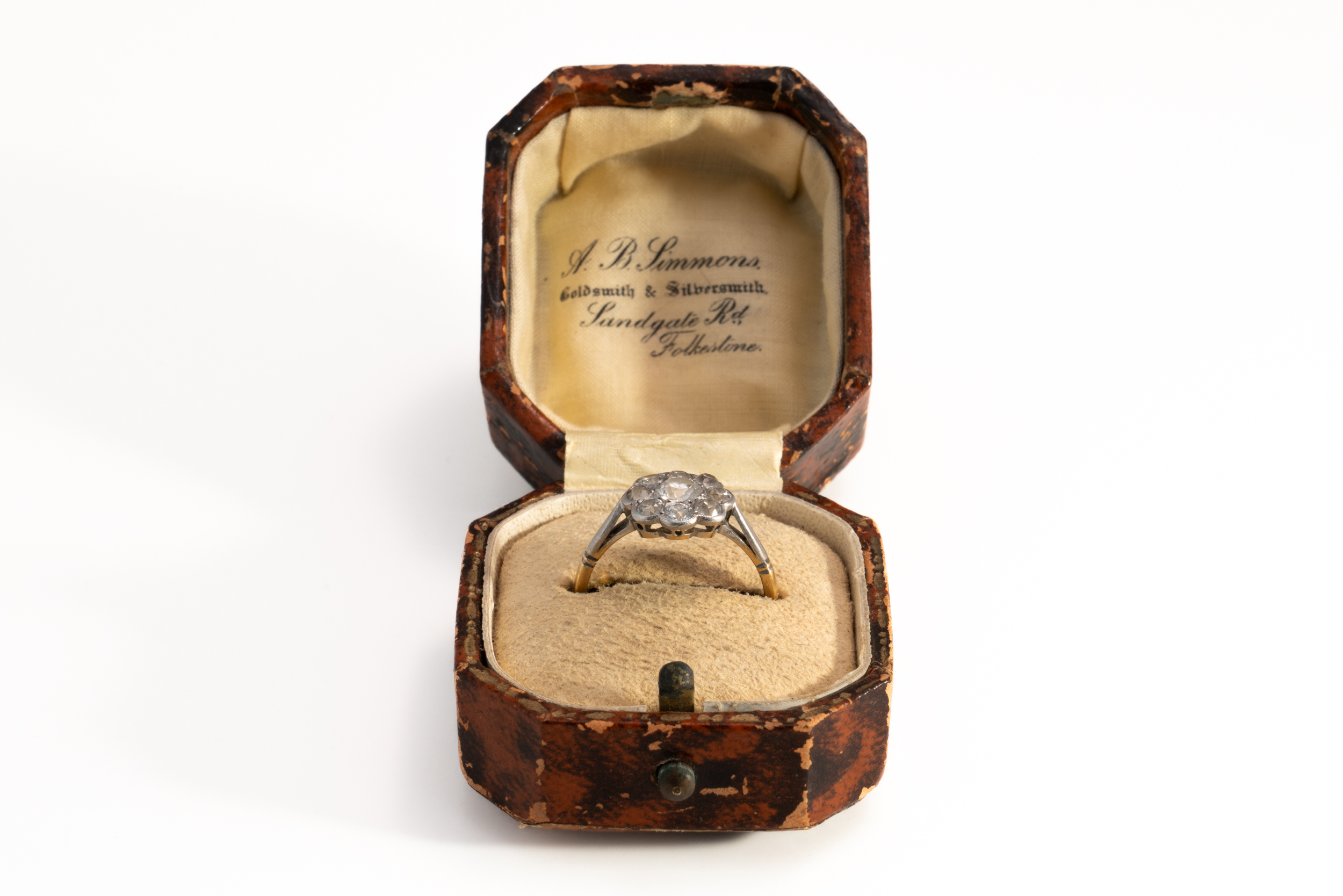 A GOLD AND PLATINUM DIAMOND CLUSTER RING, BOXED - Image 5 of 5