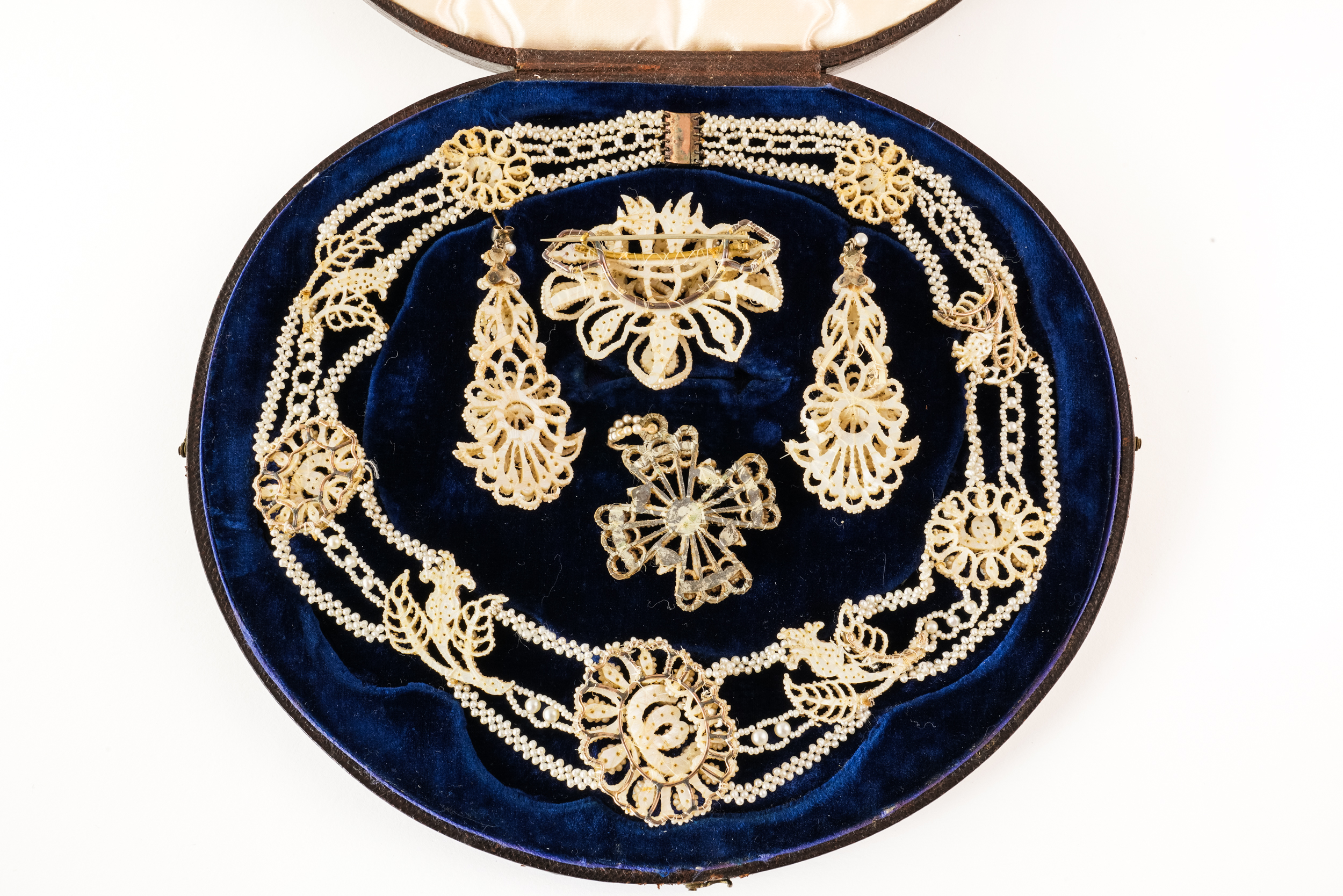 A MID 19TH CENTURY SUITE OF SEED PEARL JEWELLERY - Image 4 of 6