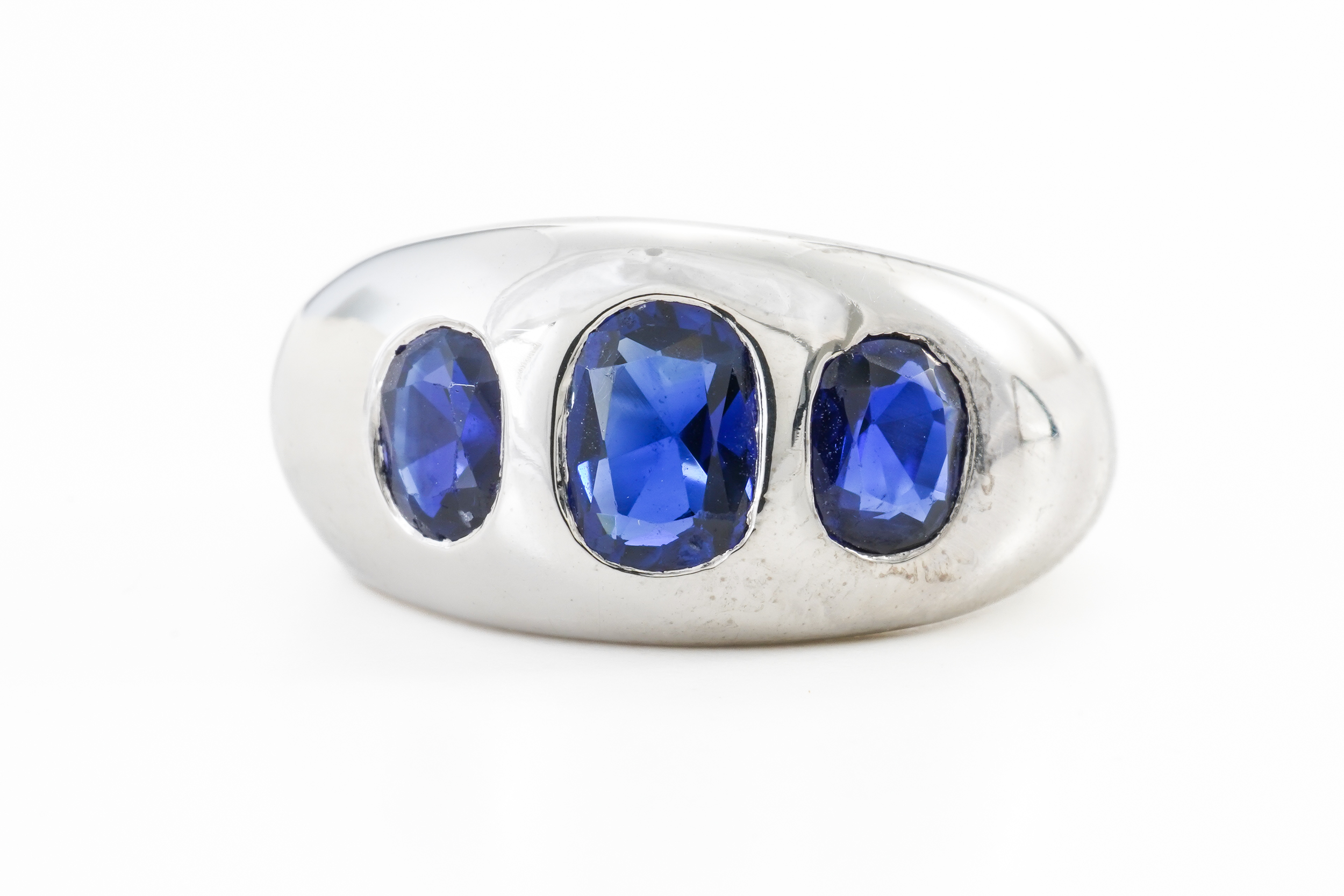 A SAPPHIRE THREE STONE RING