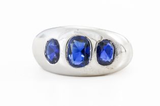 A SAPPHIRE THREE STONE RING