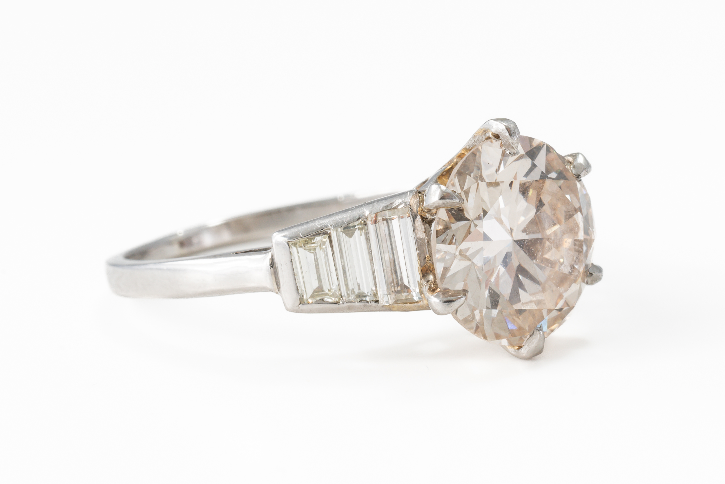 A DIAMOND RING - Image 2 of 5