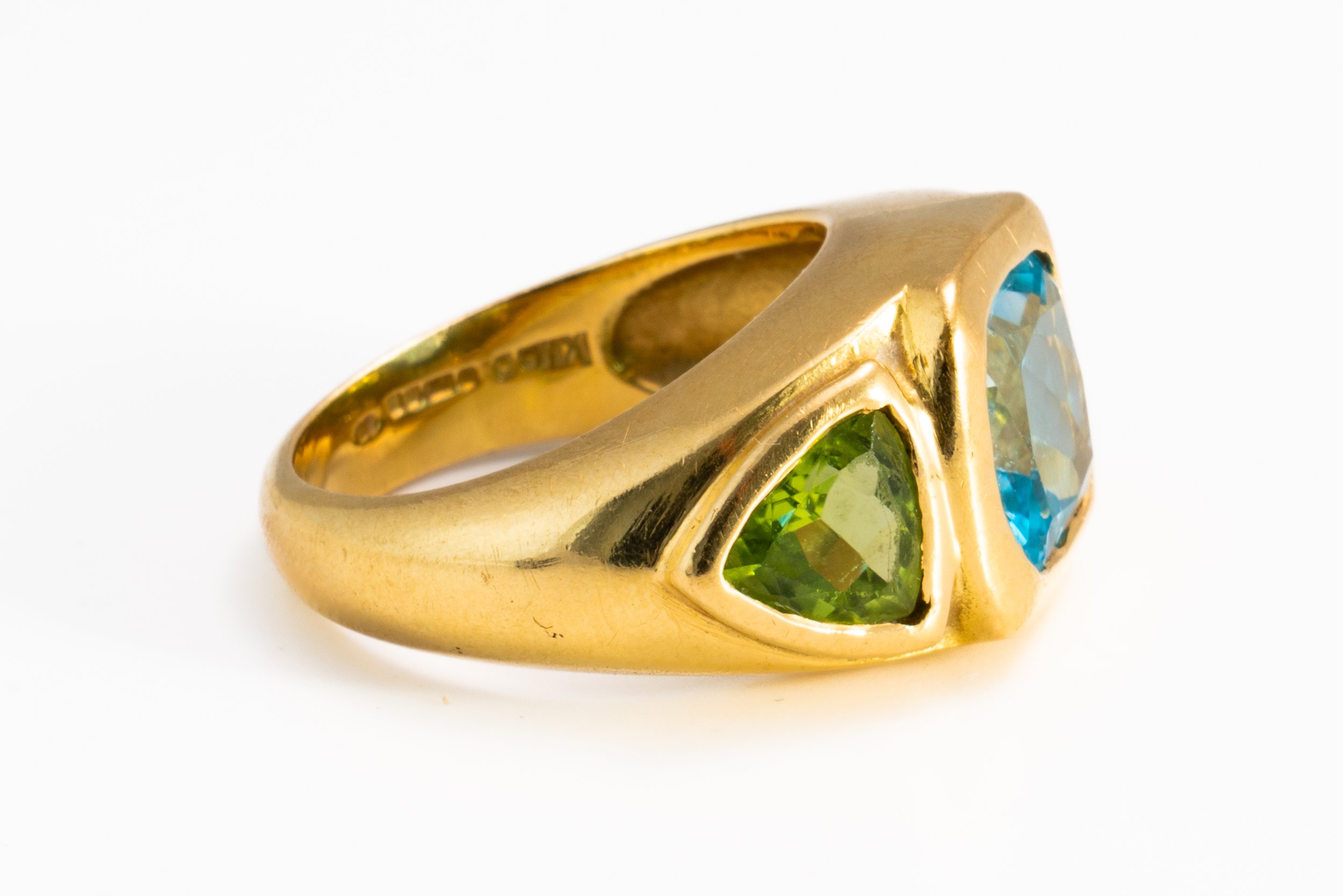 A KIKI MCDONOUGH BLUE TOPAZ AND PERIDOT THREE STONE RING (2) - Image 2 of 5