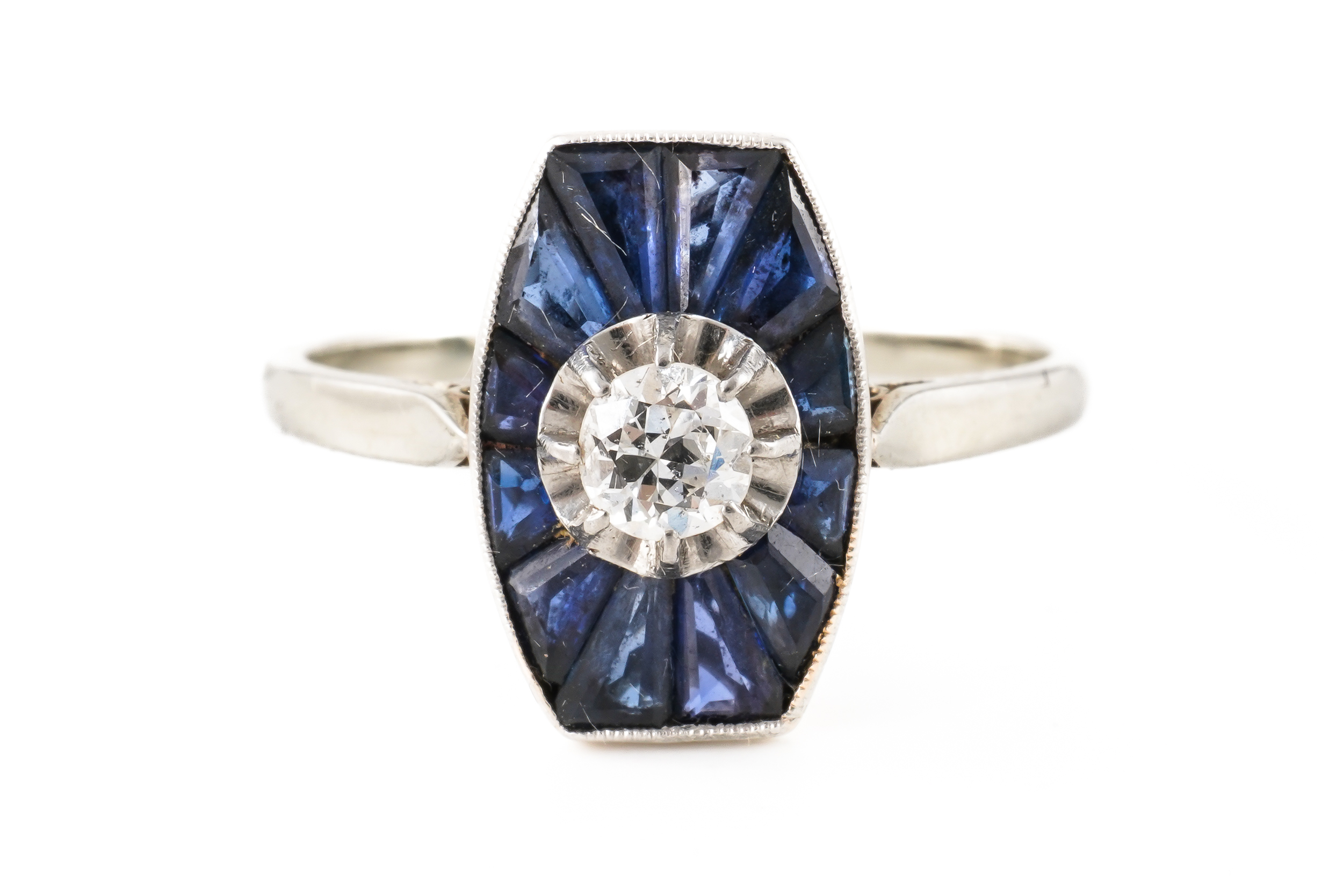 A SAPPHIRE AND DIAMOND RING, BOXED