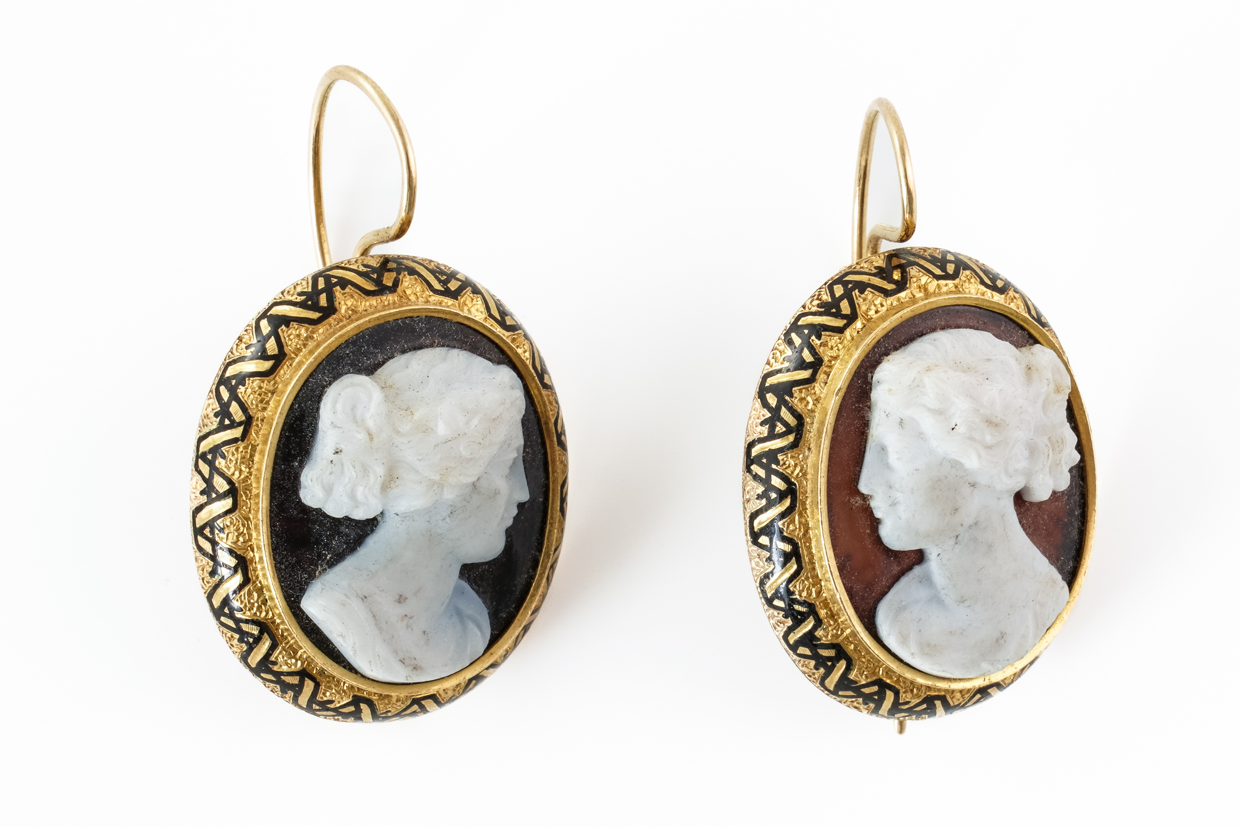 A PAIR OF VICTORIAN AGATE CAMEO EARRINGS - Image 2 of 5