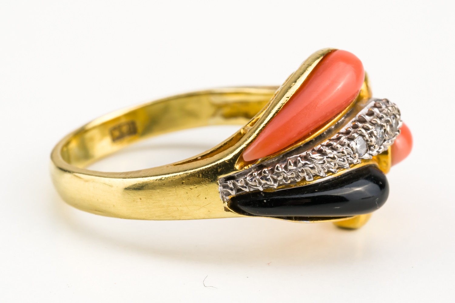 A GOLD, DIAMOND, CORAL AND BLACK ONYX RING AND A MATCHING PENDANT (2) - Image 3 of 6