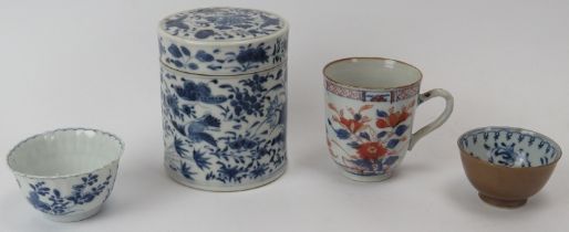 A group of four Chinese porcelain wares, 18th/19th century. Comprising two blue and white tea bowls,