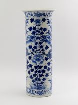 A large Chinese blue and white porcelain sleeve vase, 19th century. Decorated with confronting