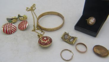 An assortment of mainly vintage jewellery to include a yellow metal 1/2 engraved bangle with