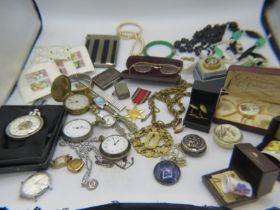 An assortment of mainly vintage jewellery and watches to include a 9ct gold ladies wristwatch