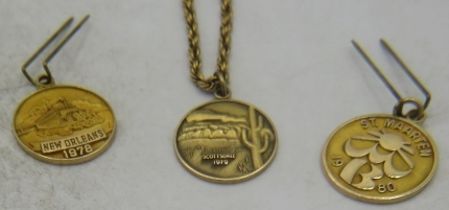 A 10ct yellow gold medallion 'Scottsdale 1979' on a yellow metal rope chain necklace (clasp 9ct),