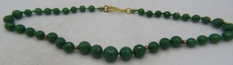 Single strand semi-precious emerald green bead necklace, 22" length. Unmarked gold colour metal hook