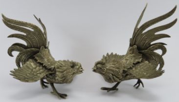 A pair of cast metal table decoration fighting cocks, 20th century. (2 items) 21 cm approximate