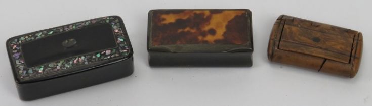 A group of three snuff boxes, 19th century. Comprising a tortoiseshell and horn snuff box, a black