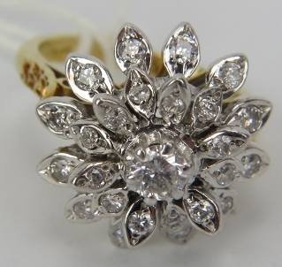 An 18ct yellow & white gold diamond cluster ring. The centre diamond approx 0.25cts with each - Image 3 of 3